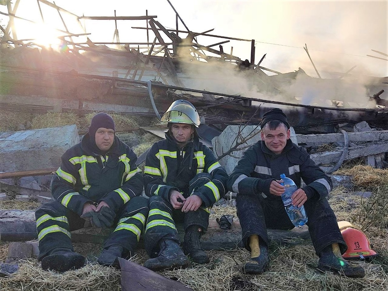 Рятувальники ДПРЧ 13 м.Біляївка після ліквідації пожежі на місці влучання ворожої ракети