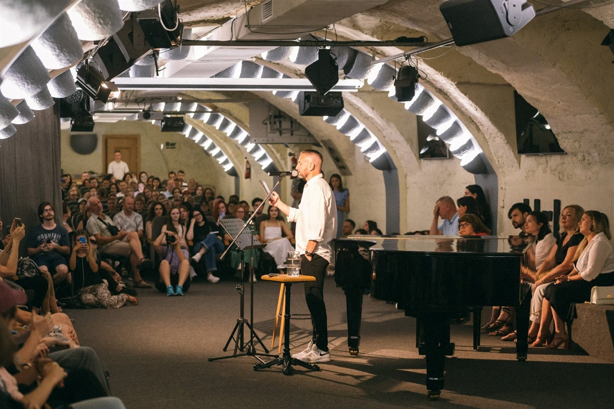 Urban Music Hall, Одеса, виступ Сергія Жадана в рамках проєкту Зеленого театру "Театр проти війни"