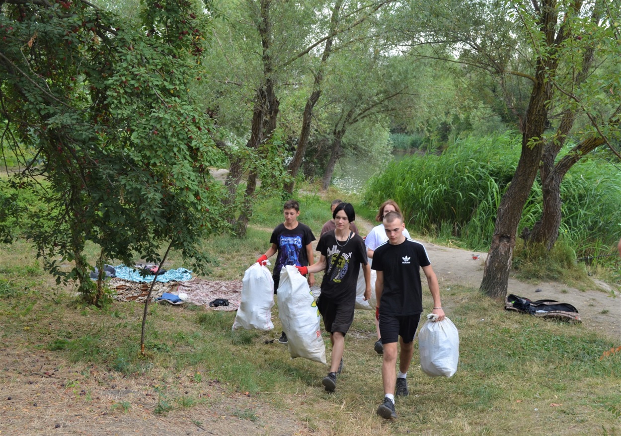 Біляївська молодь під час екоакції з прибирання берегу Турунчука. 2022 р