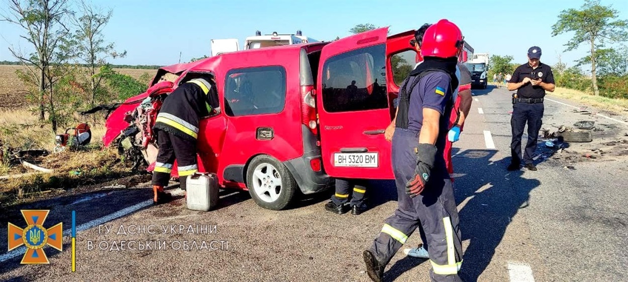 Водія легковика вивільняли з салону за допомогою сцеціального обладнання