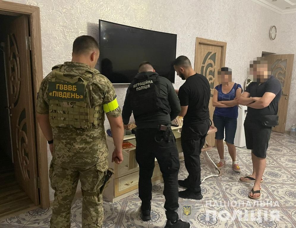 Жінка підшукувала чоловіків призовного віку і пропонувала їм оформити опікунство над своїм прийомним сином