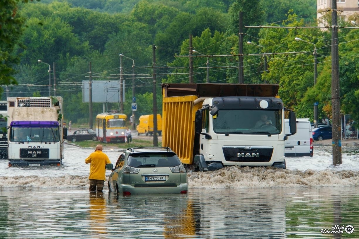 Очевидці розповідають, що вода піднялася десь на 60 см