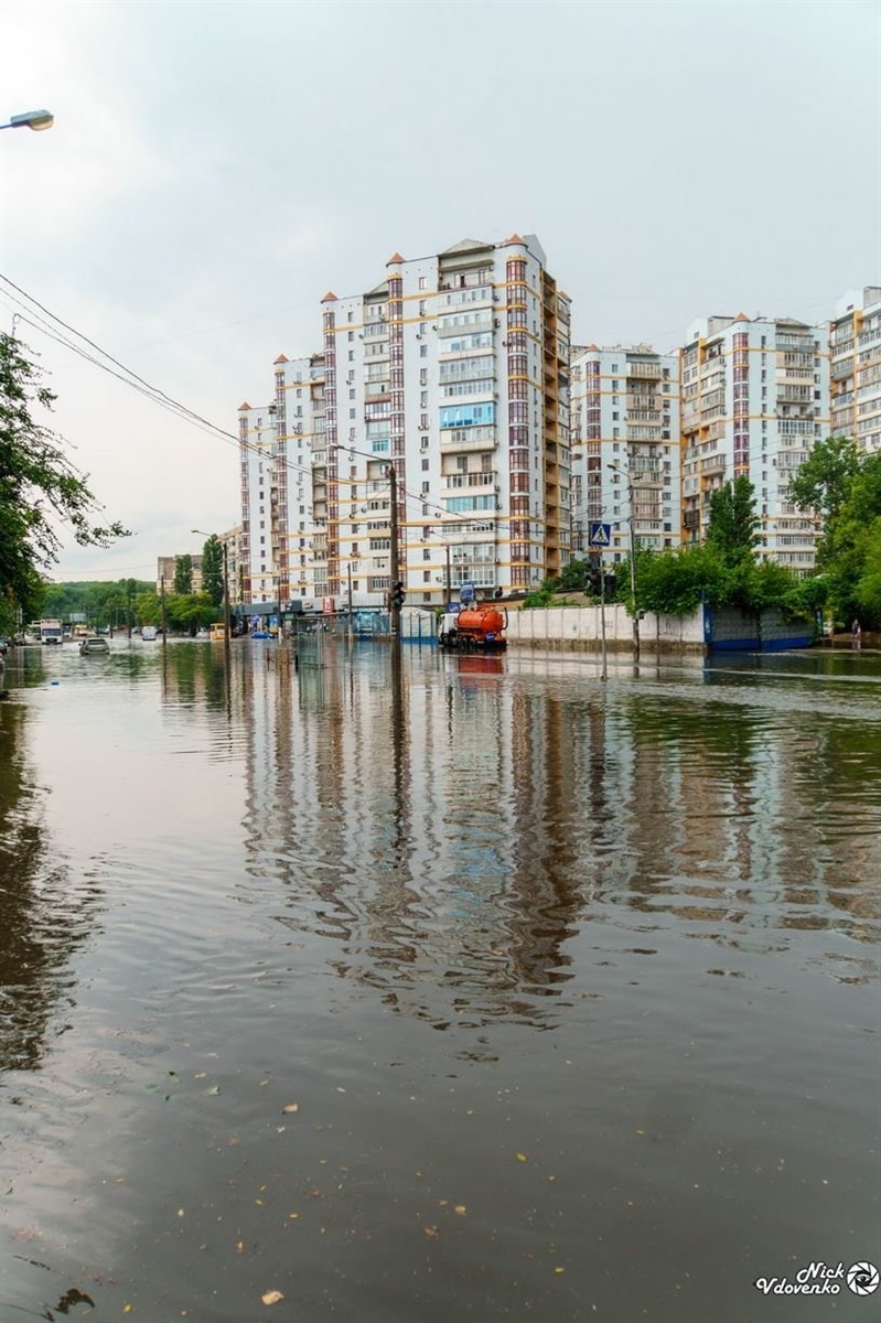 Комунальні служби ліквідовують наслідки зливи