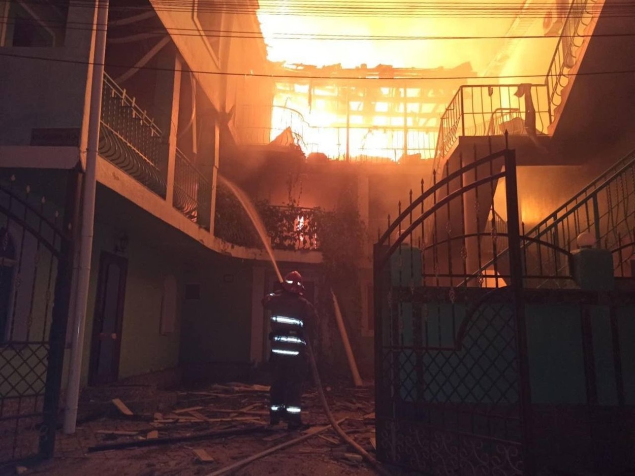 Рятувальники гасять пожежу, яка сталася на базі відпочинку