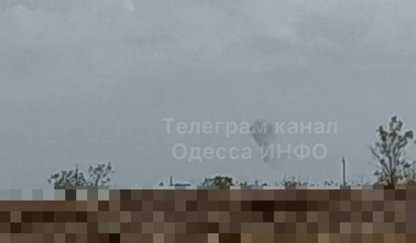 Фото вибуху, які стався після удару ракетою в об'єкт 