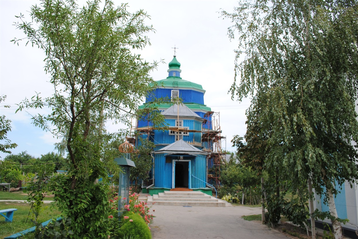 Синя церква з Берислава, це єдина дерев'яна церква в регіоні, 
Свято-Введенська церква — православний храм у місті Берислав. Перша назва — Воскресінська церква. Пам'ятка архітектури XVIII століття. Збудований у 1725 році з дуба, покрівля залізна. В 1782 році храм був переправлений козаками з запорізької фортеці Переволочної, що на Полтавщині по Дніпру до Берислава.