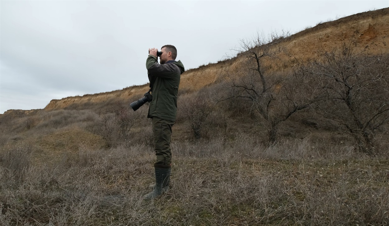 Бьордвотчер шукає птаха взимку на лимані Куяльник