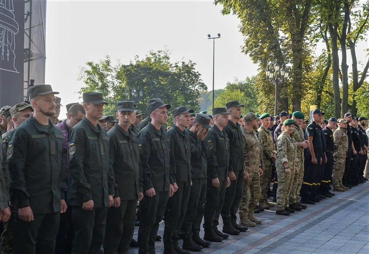 Під час церемонії нагородження військових у Києві. Серед них в строю - Олександр
