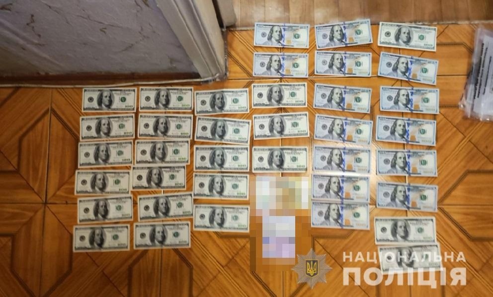 Викрили чоловіків, коли ті отримували гроші за послугу