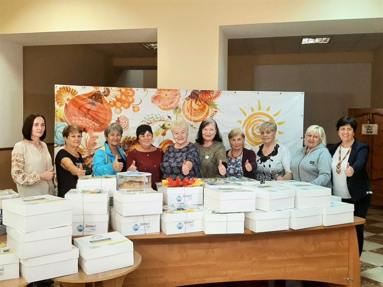Частина господинь, які випікали вертути для захисників в рамках акції до Дня міста