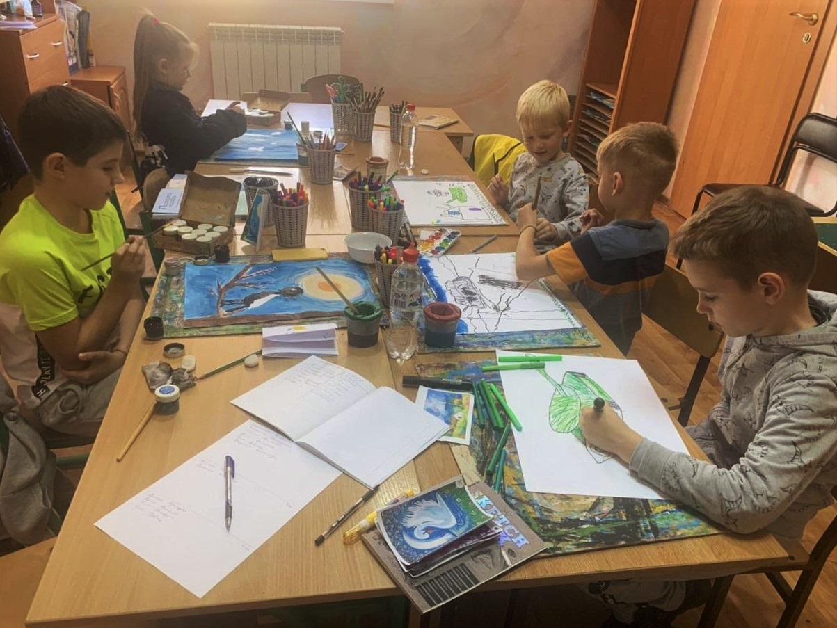 Вихованці художньої студії в Біляївці під час творчого процесу