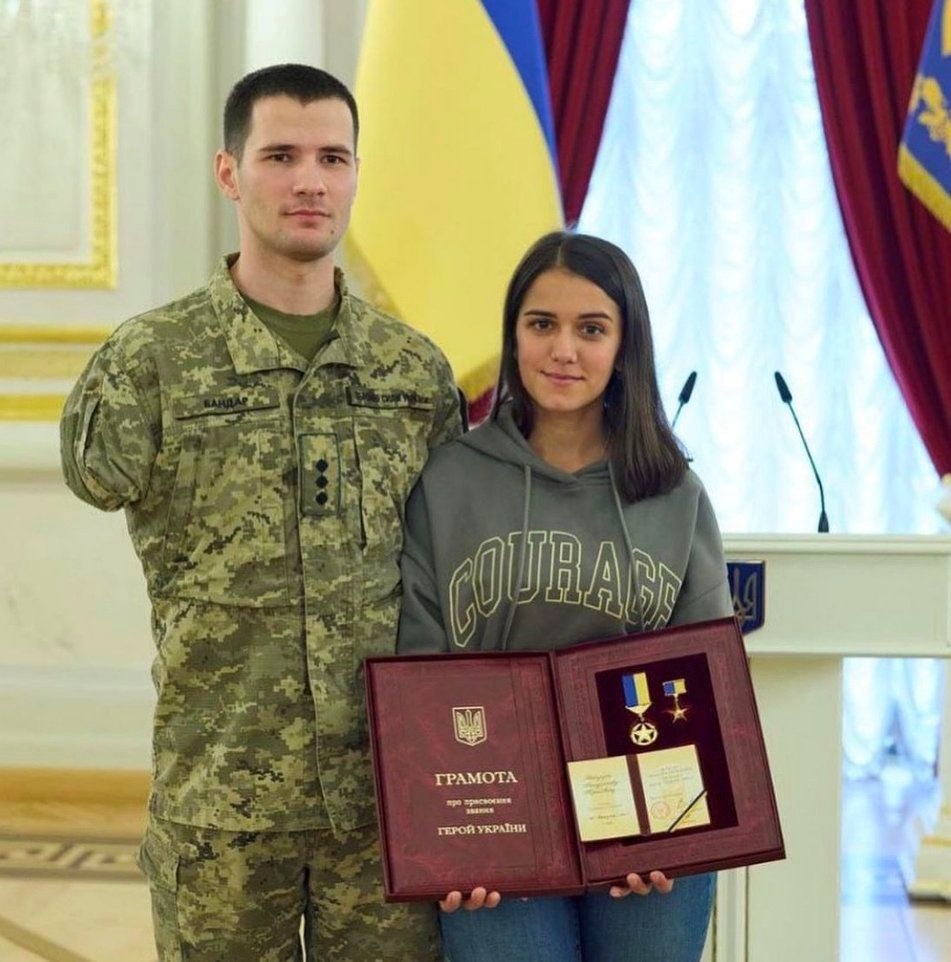 На церемонії нагородження військовий був разом зі своєю дружиною 
