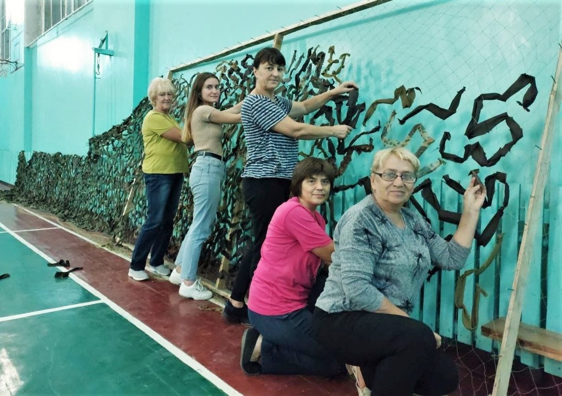 Вчителі Біляївського ліцею № 1 плетуть маскувальні сітки для захисників