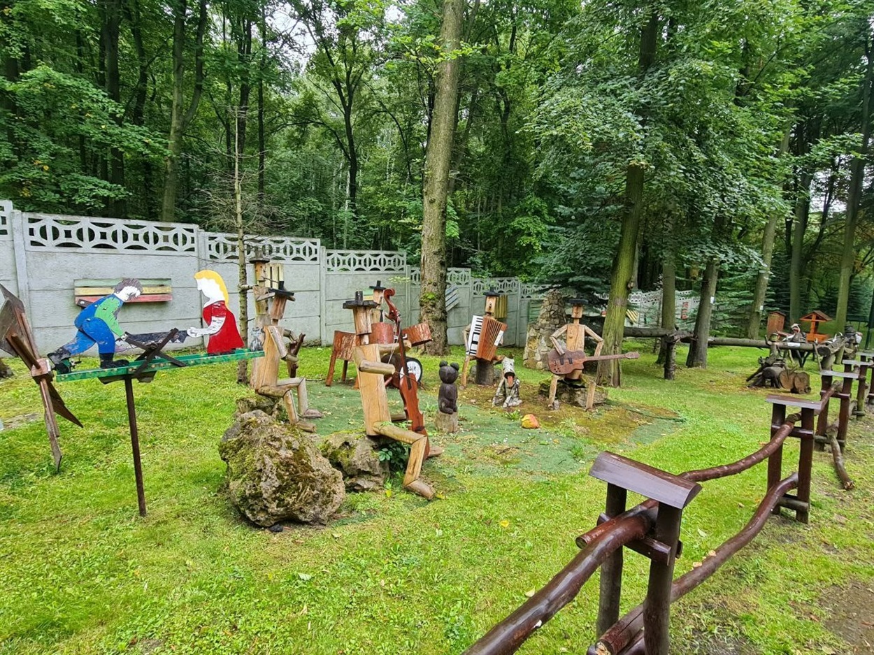 Така поляна виросла поруч з дитячим майданчиком, а неподалік від неї є печера, "де живе дракон" - пагорб, в якому зробили двері, з яких виглядає голова дракона 