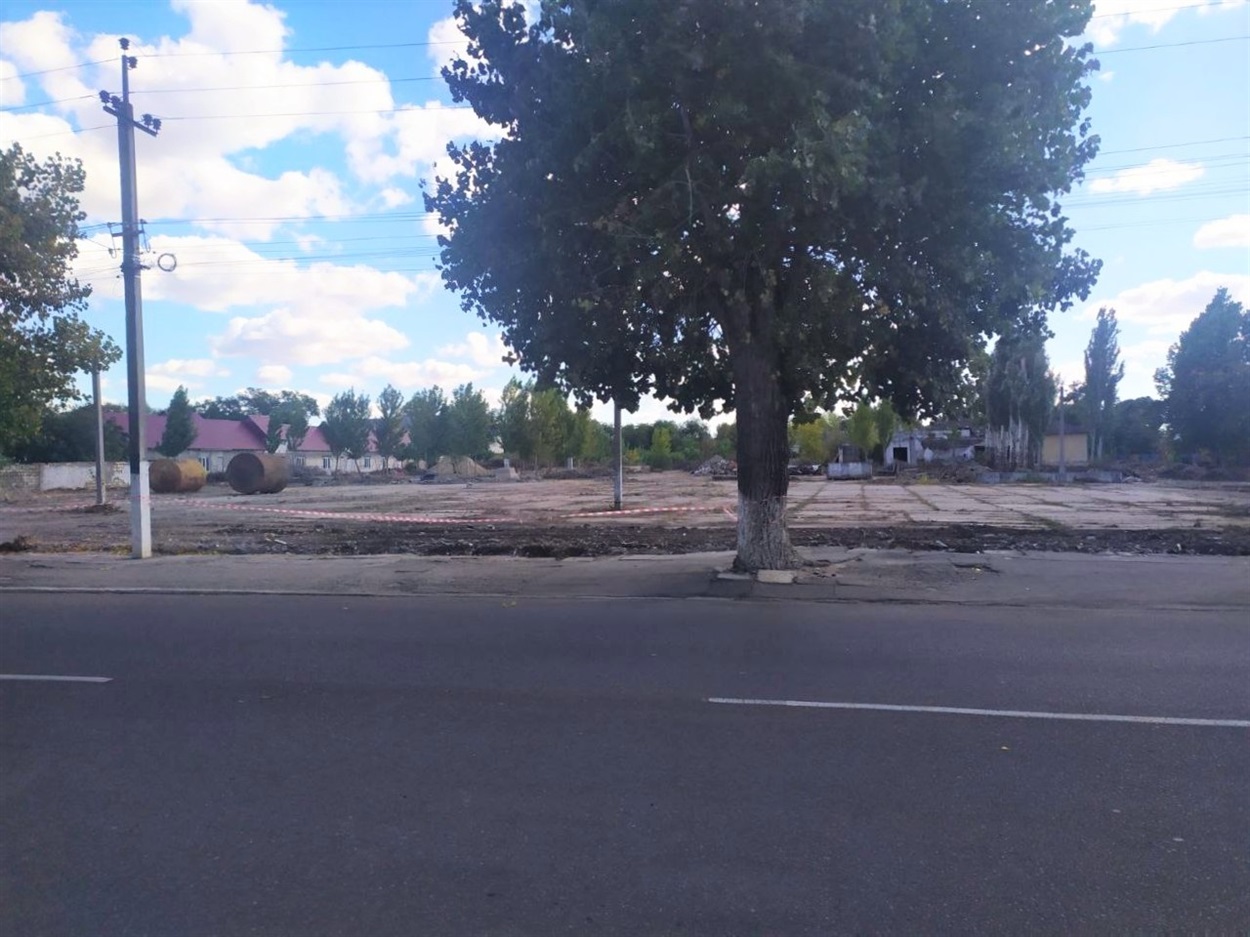 У Біляївці проводять заходи з благоустрою, прибирають аварійний паркан і облаштовують парковку