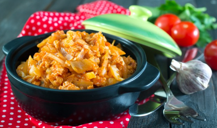 Капуста тушкована з курячим філе
