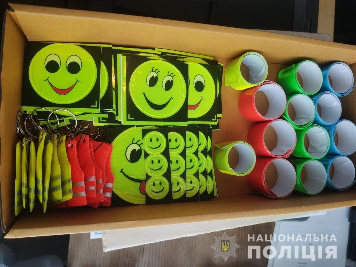 Світловідбиваючих аксесуарів існує багато: стрічки, наклейки, брелки, пов'язки, нашивки тощо  