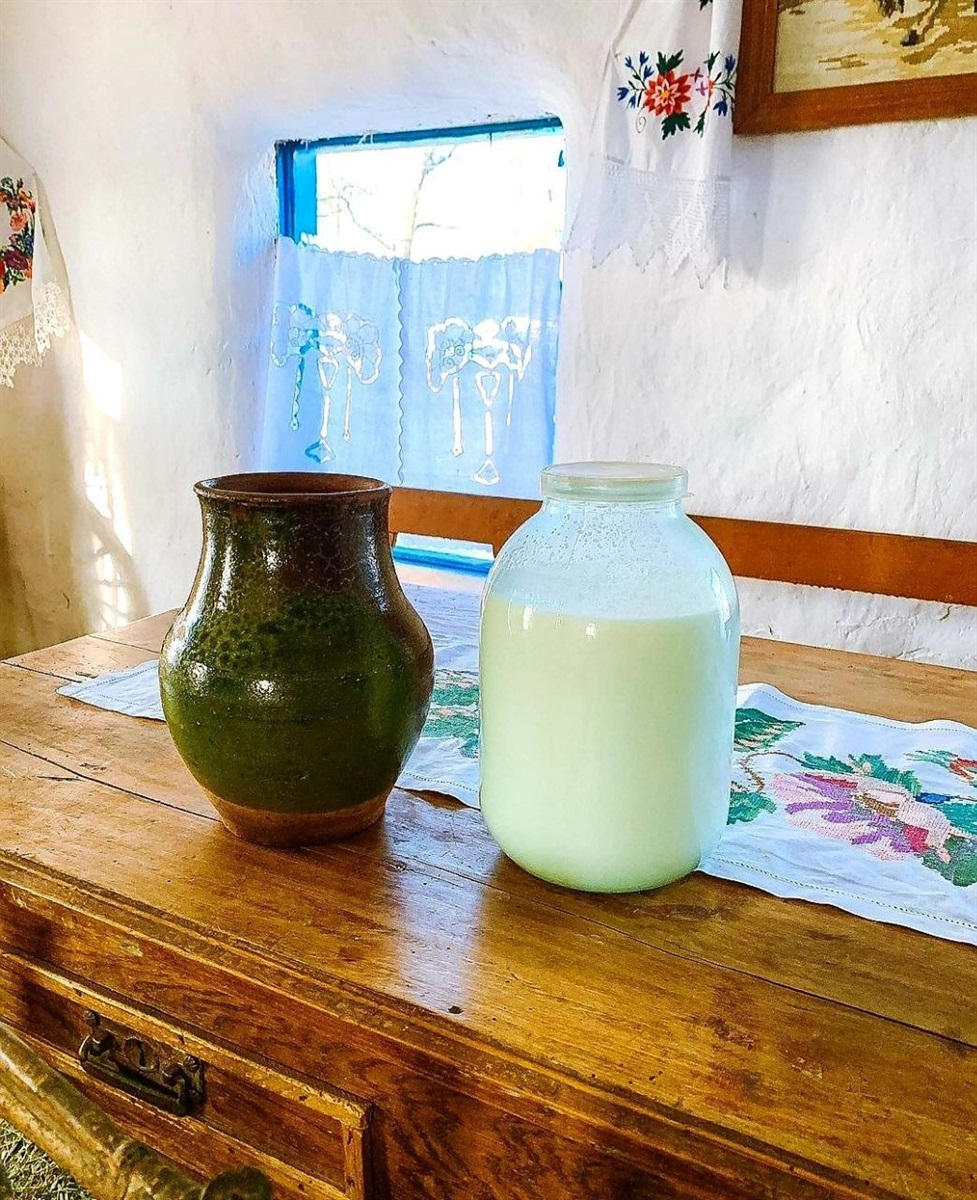 Фіранки на вікнах, фото з села Ліпляве Черкаської області, проєкт "Бабусина хатка".