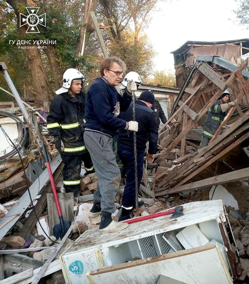 Завали зруйнованого будинку