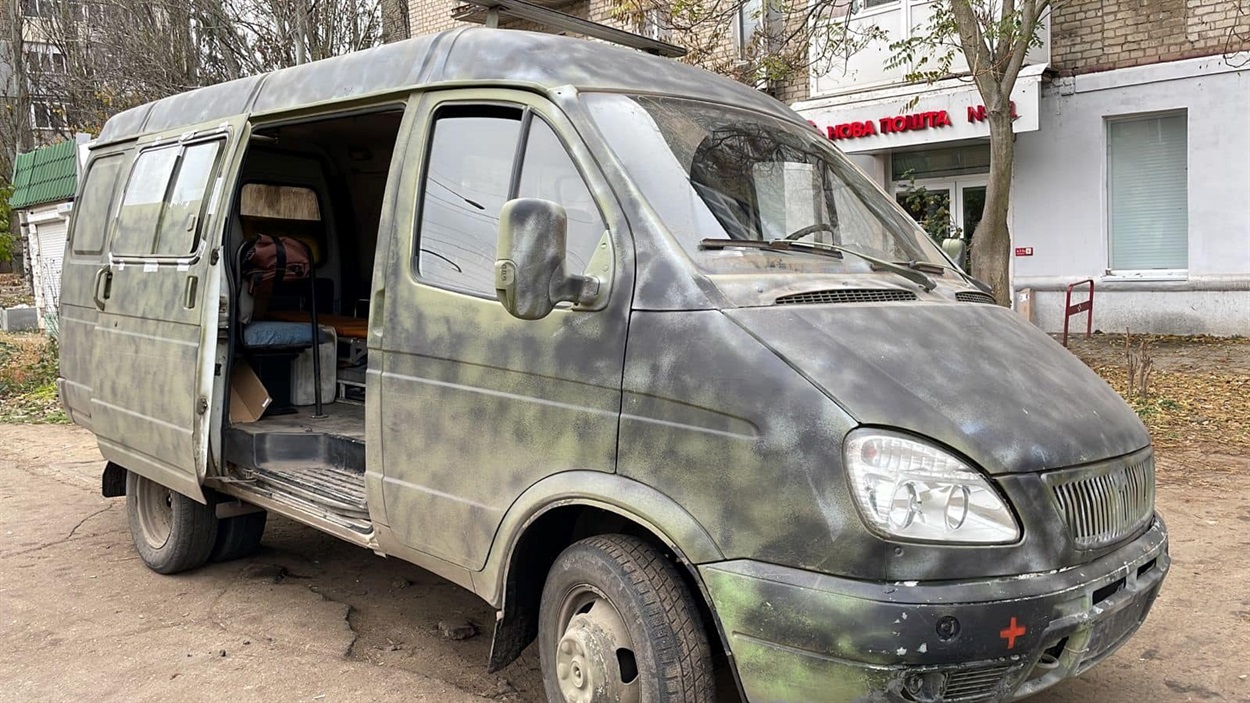 Громада передала ЗСУ камуфльований медичний автомобіль 