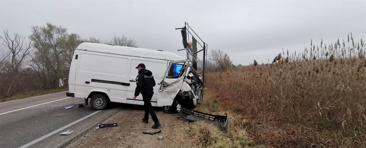 Водій мікроавтобуса отримав травми