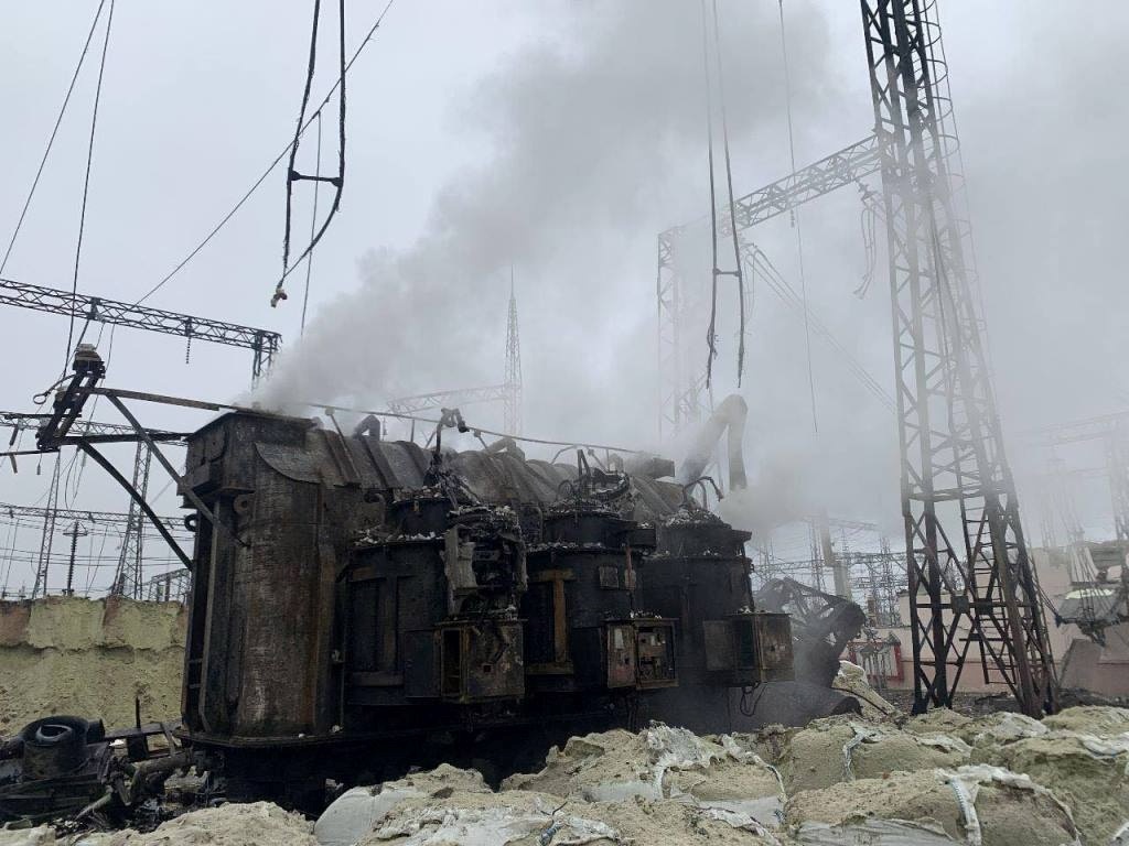Енергетики працюють цілодобово, щоб повернути світло в домівки українців. Його вас позбавляє росія 