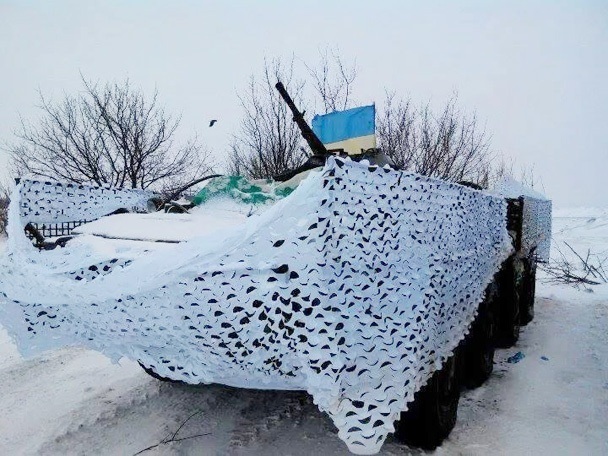Біла сітка для маскування взимку, фото ілюстративне