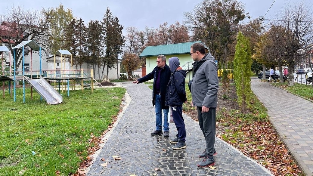 Переленці допомагають облаштовувати дитячий майданчик 