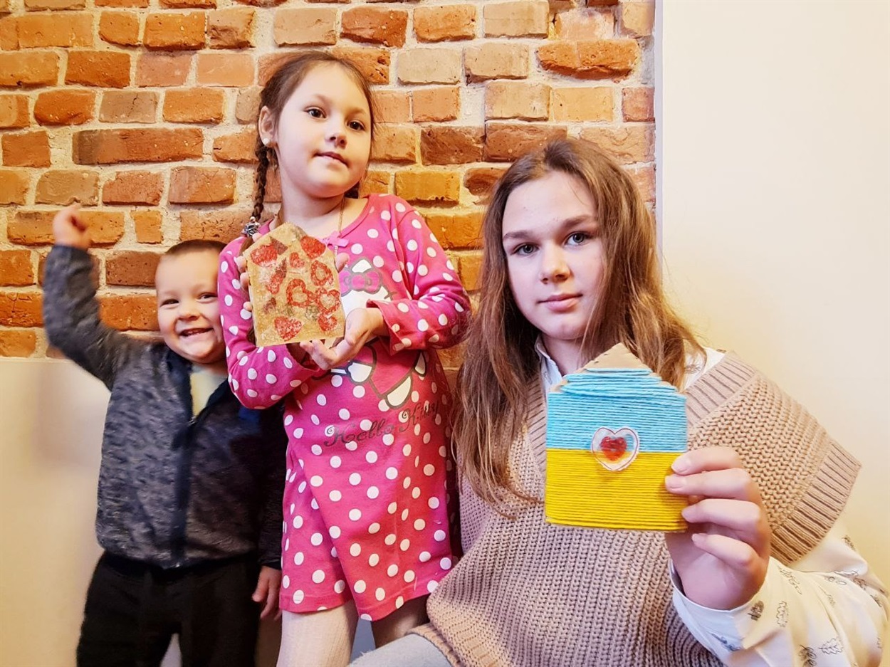 Діти, які відвідують клуби вихідного дня у м.Глівіце, Польща. На останньому занятті вони писали листи Святому Миколаю. У них одне спільне бажання - хочуть додому