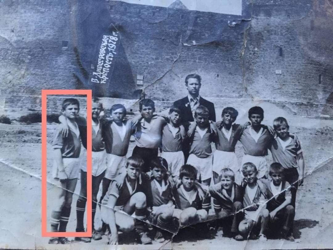 На фото 12 річний Володимир Калмик у складі дитячої футбольної команди