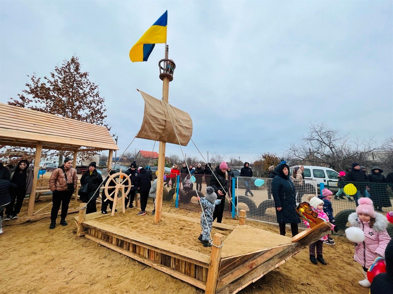 Пісочниця у вигляді великого човна