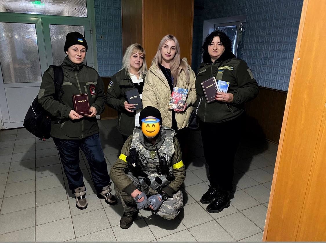 Волонтери з Біляївки у шпиталі на Донеччині. Військовий капелан подарував жінкам біблії