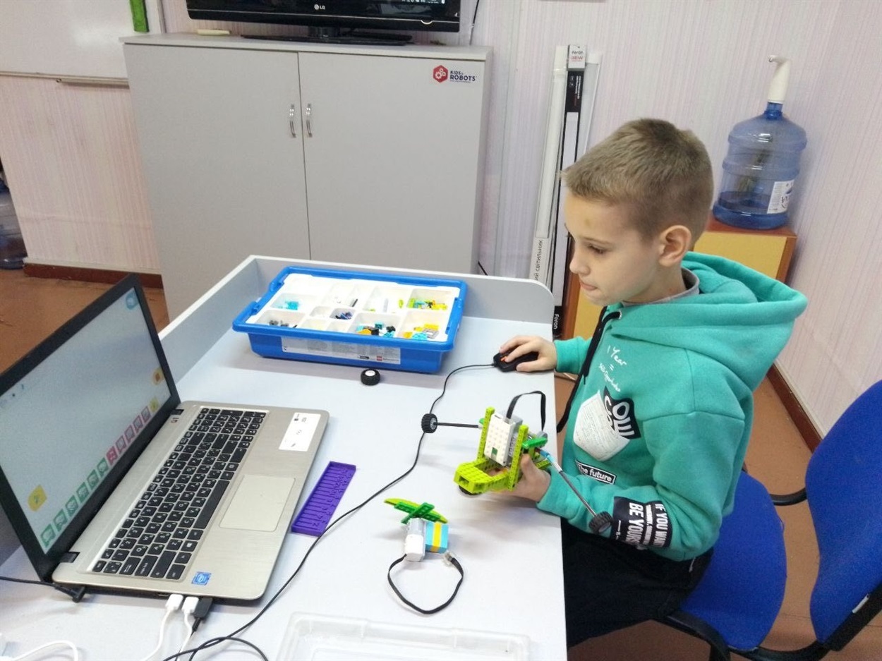 Під час занять у інженерній студії "Kids&Robots"  