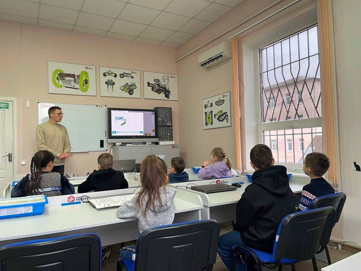 Під час занять у інженерній студії "Kids&Robots"  