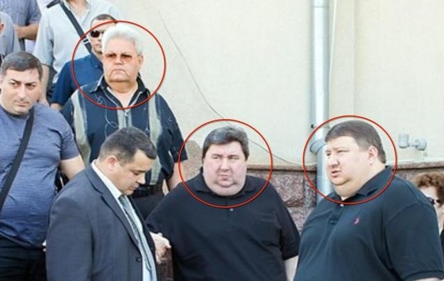Іван Аврамов, представник Арсена Іванющенка, Сергій Аврамов (праворуч), акціонер "7 км" Борис Мельничук (ліворуч) 