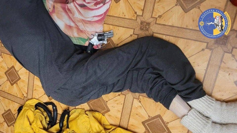 Вистрелив собі в голову з пістолету  через хворобу