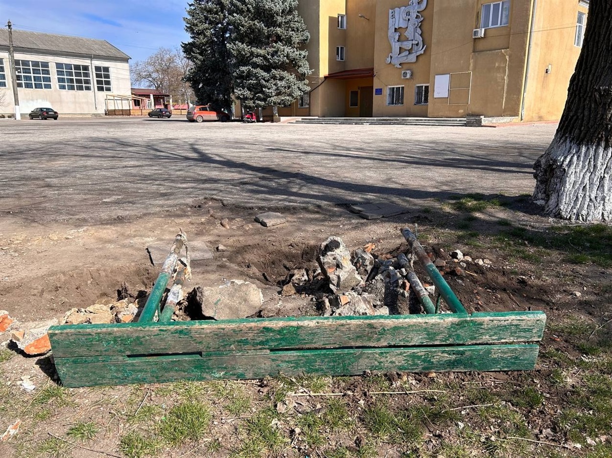 Комунальники демонтують лавочки Біляївка