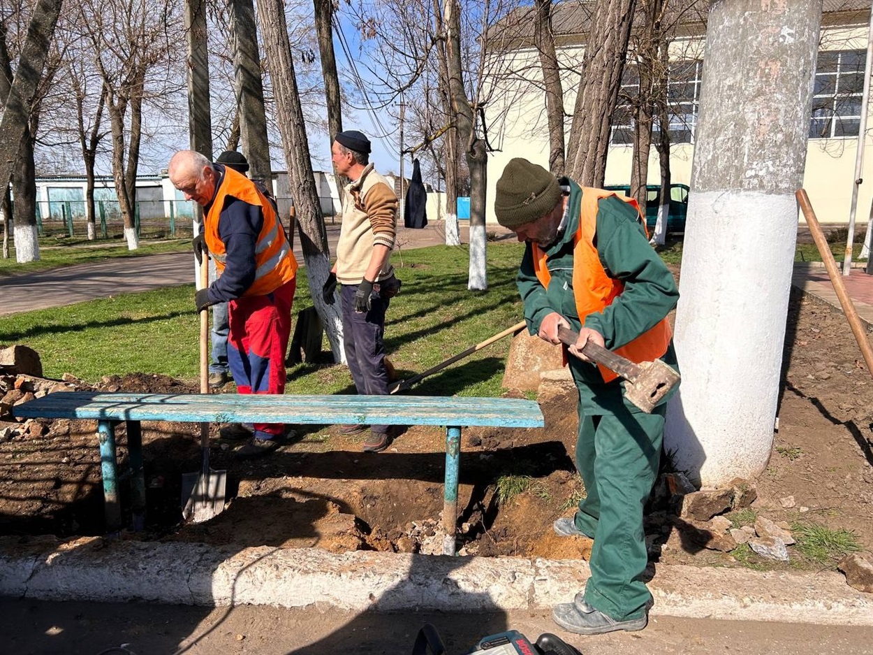 Комунальники демонтують лавочки Біляївка