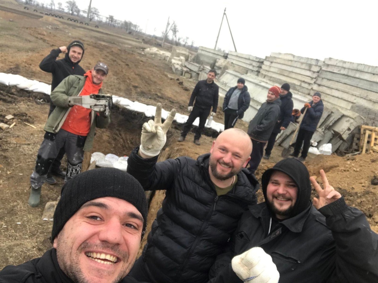 Мешканці смт Хлібодарське викопали яму та облаштовують бліндаж