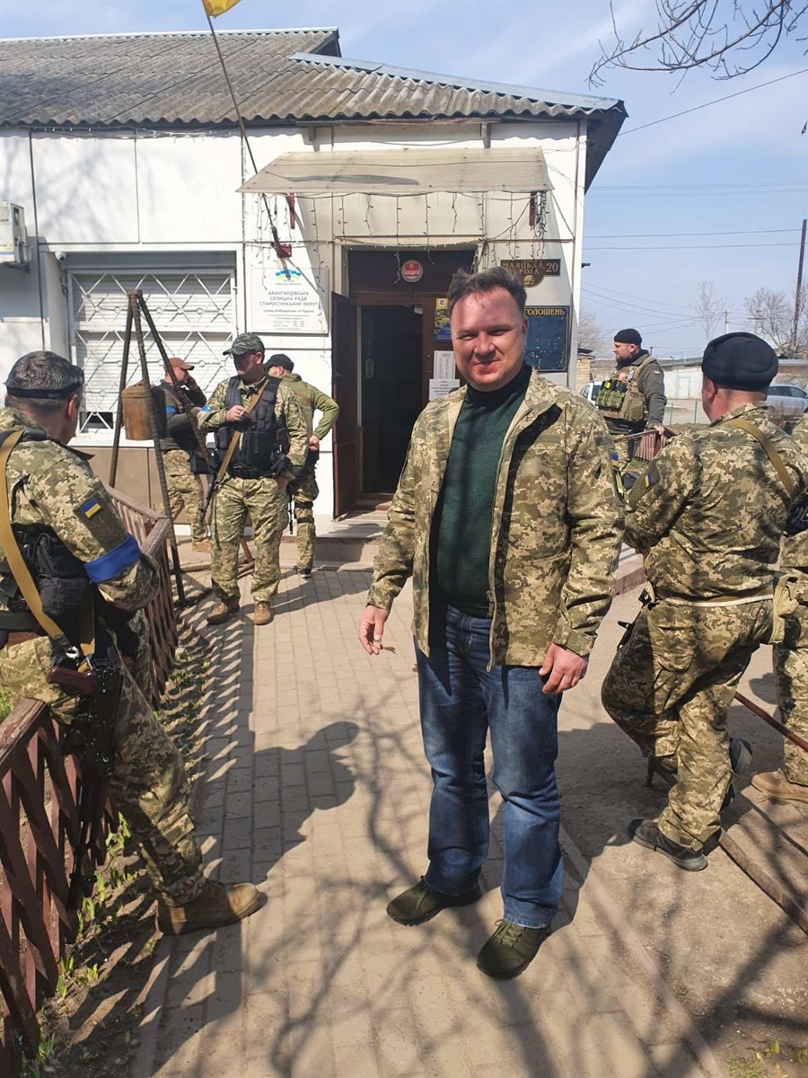 Всі люди на цьому фото до війни були цивільними, але прийшли добровільно в тероборону. Попереду - староста Хлібодарського Вадим Казачок