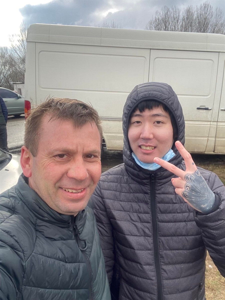 Довіз до кордону - передав прикордонникам, а сам повернувся додому, боронити рідну землю