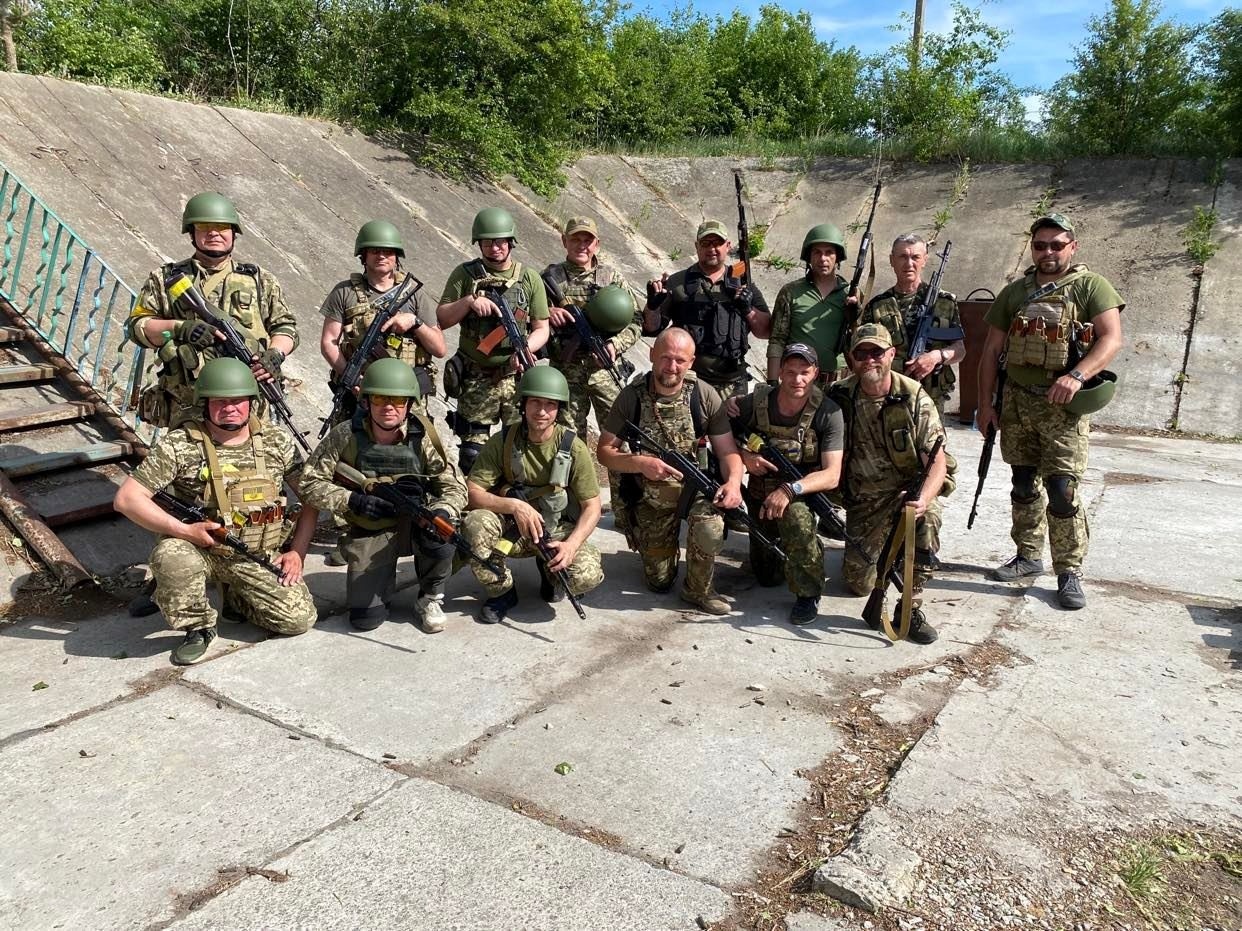 Мешканці селища в імпровізованому тирі