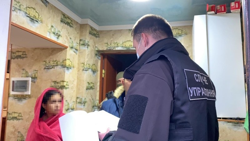 Слідчий оголошує фігурантці про підозру 