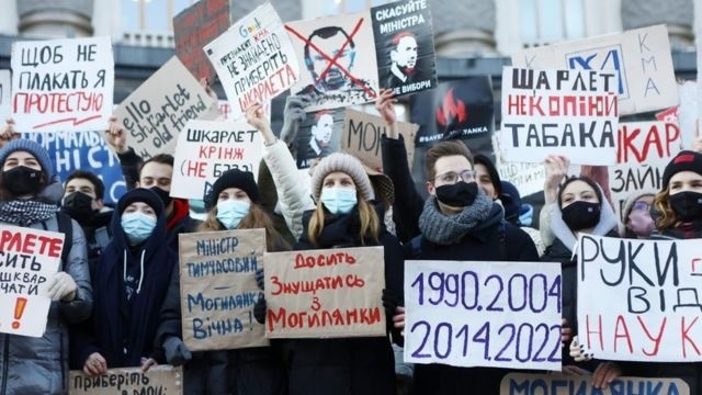 Студенти Могилянки на акції протесту під Кабінет міністрів. Вони вимагають відставки міністра Сергія Шкарлета, 2022 рік