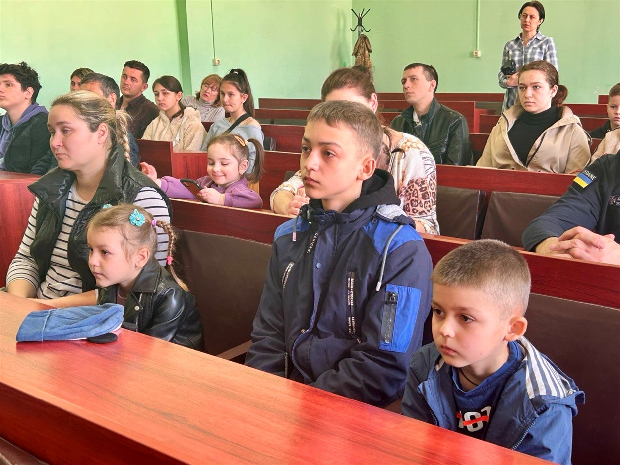 Під час вручення кулонів-оберегів Батьківське серце дітям загиблих воїнів Біляївка
