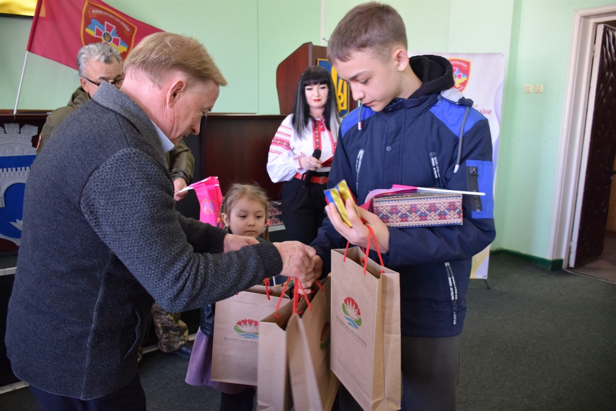 Під час вручення кулонів-оберегів Батьківське серце дітям загиблих воїнів Біляївка