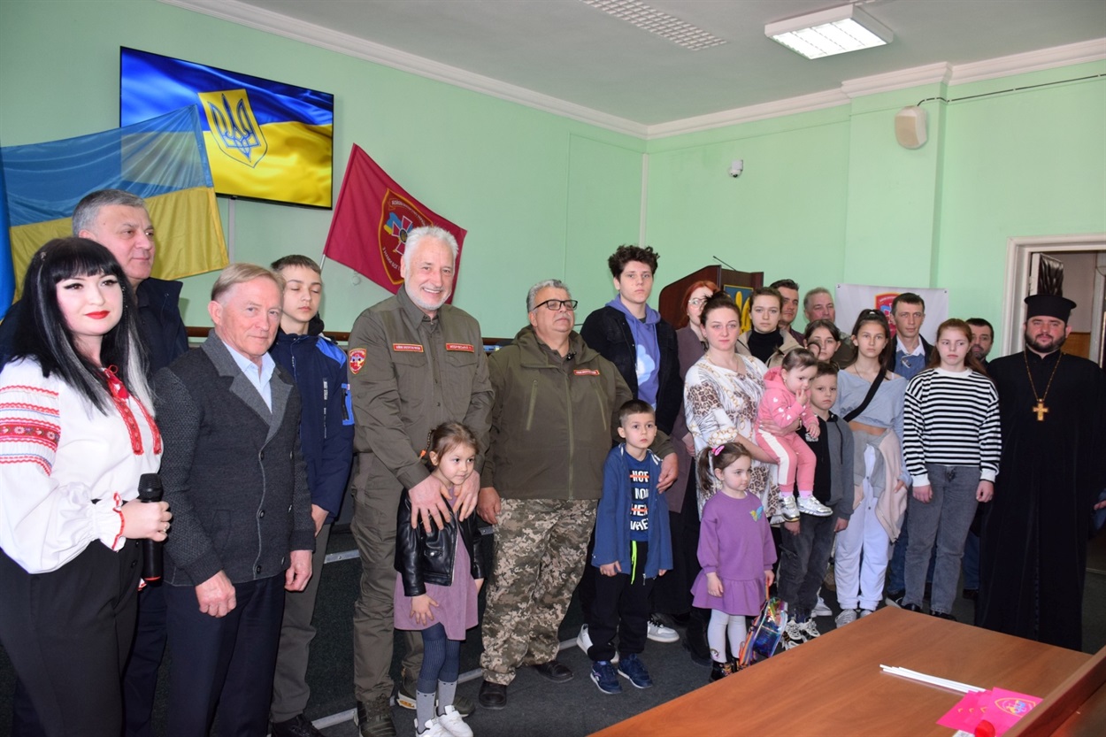 Під час вручення кулонів-оберегів Батьківське серце дітям загиблих воїнів Біляївка