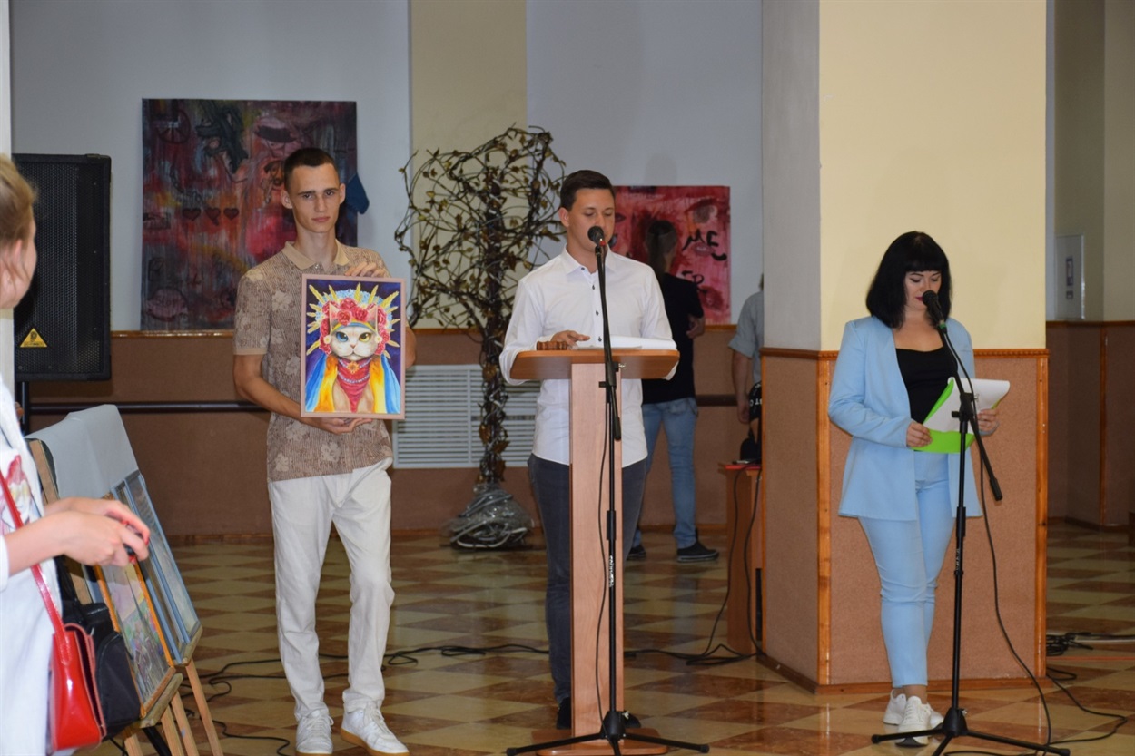 Під час благодійного аукціону, де свої картини продавали молоді люди громади