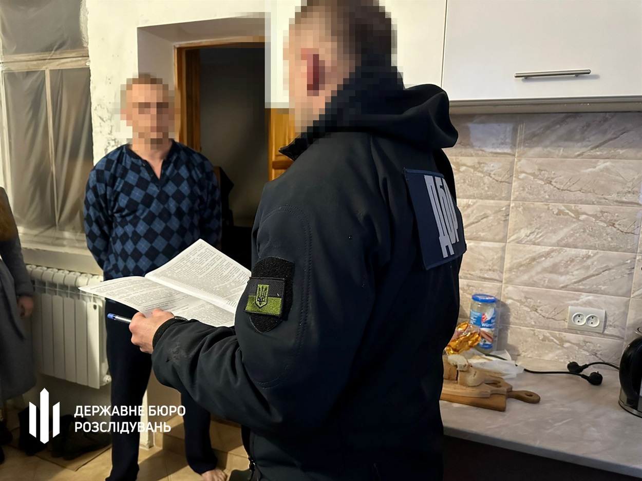 Працівники ДБР оголошують посадовцю підозру 