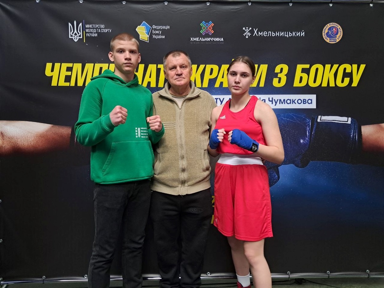 Під час Чемпіонату України з боксу 2023. Тренер Біляївської ДЮСШ  Володимир Ігнатьєв зі своїми вихованцями Дмитром Ничипуренко та Іриною Синячовою